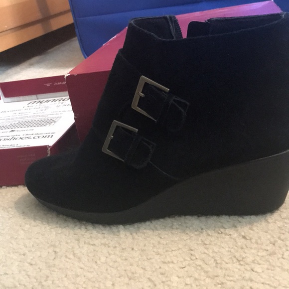 Cute wedge booties - Picture 2 of 2